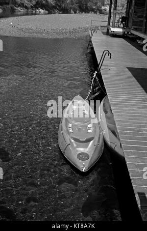 Kanu Sport Fluss kristallklares Wasser schwarz weiß Stockfoto