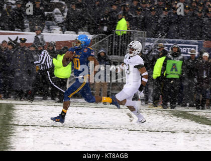 Midshipman Malcolm Perry bricht für eine U.S. Navy Midshipmen Touchdown. Dies ist die 118. Sitzung zwischen der US Naval Academy Midshipmes und der US-Armee schwarzen Ritter in der Marine hat ein 60-50-7 alle Zeit aufzeichnen. U.S. Navy Stockfoto