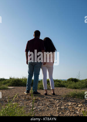 Rückansicht eines jungen Paares stehen im Freien Stockfoto