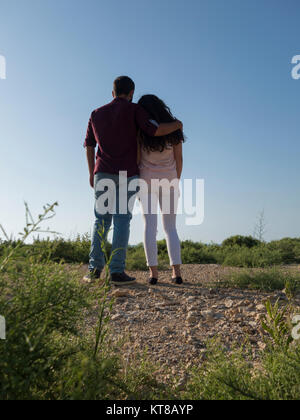 Rückansicht eines jungen Paares stehen im Freien Stockfoto