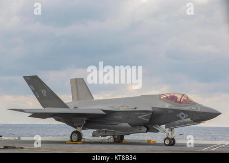 Eine F-35C Lightning II, aus dem "Rough Raiders" von Strike Fighter Squadron (VFA) 125, sitzt auf dem Flugdeck vor flugbetrieb an Bord der Nimitz-Klasse Flugzeugträger USS Abraham Lincoln (CVN 72). (U.S. Marine Stockfoto