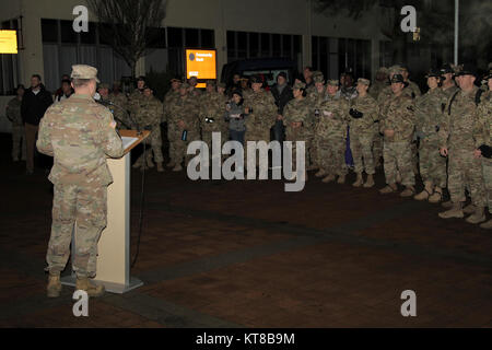 Oberst Phillip Baker, 1 Air Cavalry Brigade, 1.Kavallerie Division Commander, spricht mit Air Cav Troopers vor dem Baum Beleuchtung Dez. 11 in der Nähe von Storck Kaserne in Illesheim, Deutschland. (U.S. Armee Stockfoto