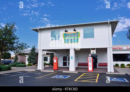 Hydro, Oklahoma - 20. Juli 2017: Lucille's Service Station, eine klassische und historische Tankstelle entlang der Route 66 in der Nähe von Hydro, Oklahoma. Stockfoto