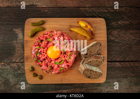 Steak Tartar mit Garnierung und Platz für Text Stockfoto