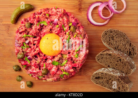 Overhead closeup Foto von Steak Tartar mit garnieren Stockfoto