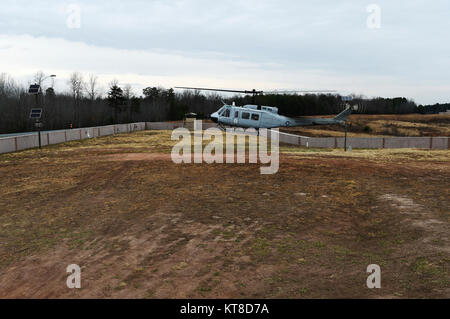 Ein UH-1 Huey, ausgerüstet mit einem Büro von Naval Research - finanzierte Autonome Antenne Cargo/Utility System (AACUS) Autonomie kit Grundstücke innerhalb der Mauern eines Forward Operating Base während der abschließenden Prüfung bei der Marine Corps Base Quantico. Die AACUS Programm ist die Entwicklung eines innovativen Funktion, mit autonomen Flug, Ausweichmanövern, Ansätze, Landungen und Starts in allen vorhandenen Dreh-wing Aircraft. (U.S. Marine Stockfoto