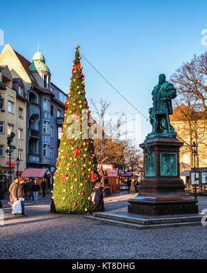 Berlin, Spandau Altstadt. Kurfürst Joachim II. Bronze Skulptur, Denkmal für Reformation und Weihnachtsbaum Stockfoto