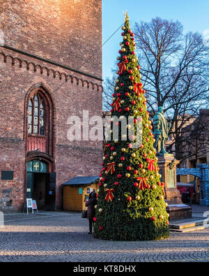 Berlin, Spandau Altstadt. Weihnachtsbaum & Kurfürst Joachim II. Bronze Skulptur, vor St. Nikolai Kirche auf die Reformation Square Stockfoto