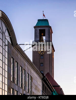 Berlin Spandau Rathaus Rathaus, historische Gebäude Exterieur mit Weihnachtsbaum in Clock Tower. Das Rathaus auf Carl-Schurz-Straße. Stockfoto