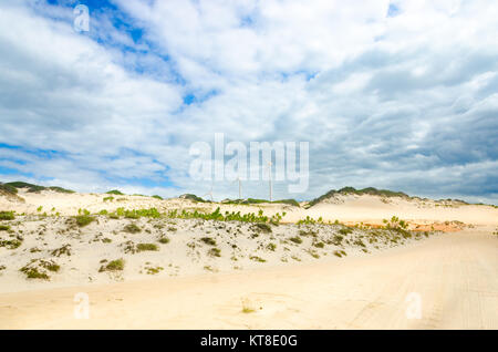 Canoa Quebrada, Brasilien, May 12, 2017: Windmühlen Farm bis in die stranddünen Hügel Stockfoto