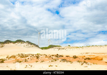 Canoa Quebrada, Brasilien, May 12, 2017: Windmühlen Farm bis in die stranddünen Hügel Stockfoto