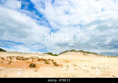 Canoa Quebrada, Brasilien, May 12, 2017: Windmühlen Farm bis in die stranddünen Hügel Stockfoto