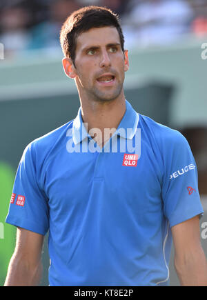 KEY BISCAYNE, FL - April 05: Nummer eins Tennisspieler der Welt verloren sein Temperament in Miami und schrie ein Ball Junge wie er sein Handtuch greifen, hat sich seit dem zu einem Ball Junge als Ergebnis entschuldigt. Novak Djokovic aus Serbien besiegt Andy Murray aus Großbritannien in den mens Endrunde während der Miami Öffnen bei Crandon Park Tennis Center am 5. April 2015 in Key Biscayne, Florida. Personen: Novak Djokovic Stockfoto