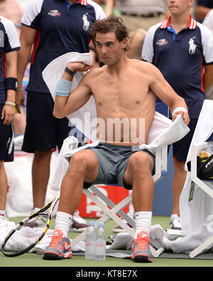 SMG Rafael Nadal FL5 Open Tag1 082613 07.JPG FLUSHING NY - 26. August: Rafael Nadal Vs Ryan Harrison auf der Arthur Ashe Stadium am USTA Billie Jean King National Tennis Center am 26. August 2013 in der Nähe der Queens Borough von New York City. Personen: Rafael Nadal Stockfoto