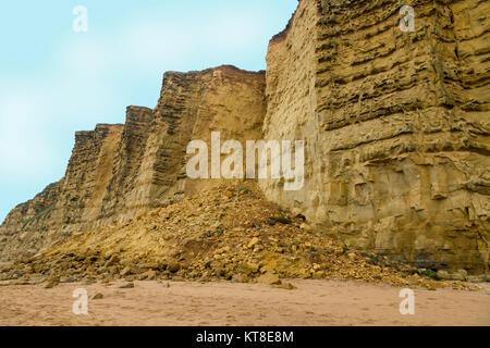 Eine riesige Klippe fallen aus Sandstein vom East Cliff Leckagen an den Strand nach einem Wintersturm an der Jurassic Coast, in der Nähe von West Bay, Dorset, England, Großbritannien Stockfoto