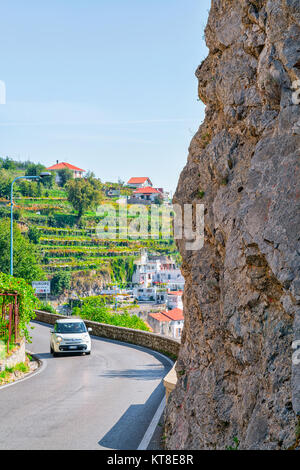 Sorrento, Italien - 2. Oktober 2017: Auto auf der Straße in Vieste Dorf, das Tyrrhenische Meer, Küste von Amalfi, Italien, Herbst Stockfoto