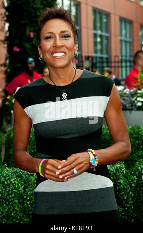 SMG Robin Roberts FL60 Open Tag1 082613 18.JPG FLUSHING NY - 26. August: Robin Roberts während der öffnung Nacht Zeremonie an der 2013 US Open am USTA Billie Jean King National Tennis Center am 26. August 2013 in der Nähe der Queens Borough von New York City. Personen: Robin Roberts Stockfoto