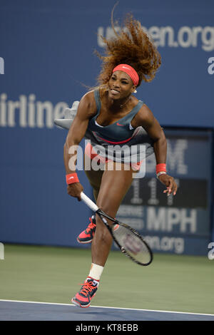 SMG Serena Williams FL5 Open Tag1 082613 07.JPG FLUSHING NY - 26. August: Serena Williams auf Arthur Ashe Stadium am USTA Billie Jean King National Tennis Center am 26. August 2013 in der Nähe der Queens Borough von New York City. Personen: Serena Williams Stockfoto