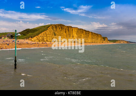 Die herrliche geschichteten Sandstein von East Cliff mit einem riesigen Felsen fallen auf der Jurassic Coast West Bay in der Nähe von Dorset, England, Großbritannien Stockfoto