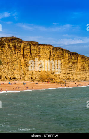 Die herrliche geschichteten Sandstein von East Cliff mit einem riesigen Felsen fallen auf der Jurassic Coast West Bay in der Nähe von Dorset, England, Großbritannien Stockfoto