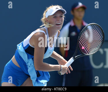 SMG Caroline Wozniacki FL5 USopen Tag2 082713 05.JPG Flushing, NY - 27. August: Caroline Wozniacki an Tag zwei des 2013 US Open an USTA Billie Jean King National Tennis Center am 27. August 2013 in der Nähe der Queens Borough von New York City. Personen: Caroline Wozniacki Stockfoto