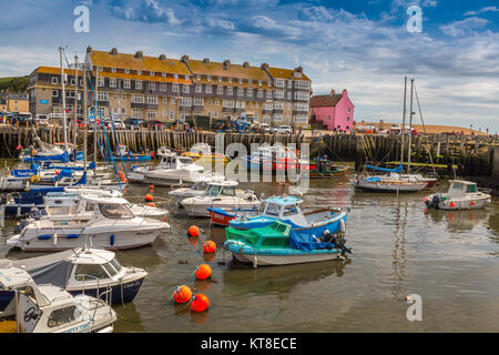 Eine bunte Sammlung von Fischereifahrzeugen und Sportbooten im Hafen an der West Bay an der Jurassic Coast in Dorset, England, Großbritannien Stockfoto