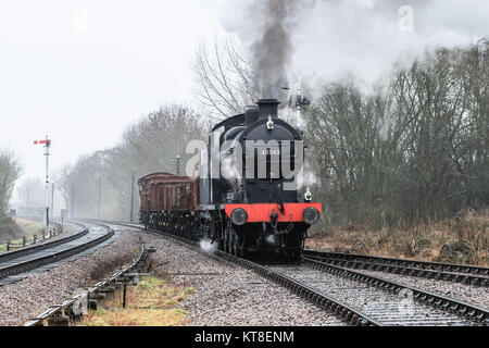 Ehemalige Southern Railway 0-6-0 Dampflok 30543 schleppt ein Rechen der sortierten Güterwagen und Wachen van auf der Great Central Railway Stockfoto