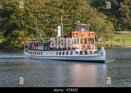 Ehemalige Dampfbetriebene Kreuzfahrtschiff "Stern" mit tagesausflügler am Lake Windermere im Lake District, Cumbria, England, Großbritannien Stockfoto