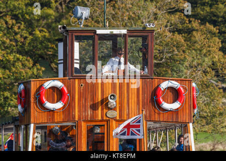 Die Brücke und der Kapitän der ehemaligen Dampfbetriebene Kreuzfahrtschiff "Stern" am Lake Windermere im Lake District, Cumbria, England, Großbritannien Stockfoto