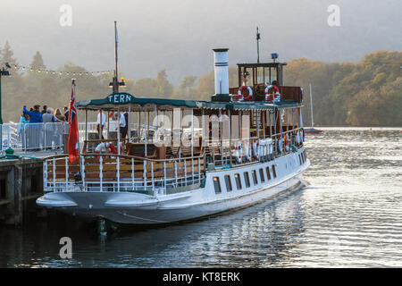 Ehemalige Dampfbetriebene Kreuzfahrtschiff "Stern" mit Tagestouristen in Ambleside am Lake Windermere im Lake District, Cumbria, England, Großbritannien Stockfoto