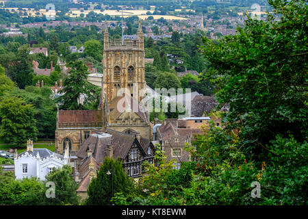 Great Malvern Priory, die Pfarrkirche St. Maria und St. Michael, Malvern, Worcestershire, England, Ansicht von Foley Terrasse Stockfoto