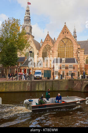 Oude Kerk (Alte Kirche), Ouderkerksplein, Amsterdam, Niederlande. Amsterdams älteste Gebäude im Jahre 1213 gegründet und im Jahre 1306 geweiht. Stockfoto