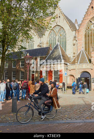 Oude Kerk (Alte Kirche), Ouderkerksplein, Amsterdam, Niederlande. Amsterdams älteste Gebäude im Jahre 1213 gegründet und im Jahre 1306 geweiht. Stockfoto