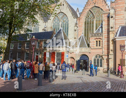 Oude Kerk (Alte Kirche), Ouderkerksplein, Amsterdam, Niederlande. Amsterdams älteste Gebäude im Jahre 1213 gegründet und im Jahre 1306 geweiht. Stockfoto