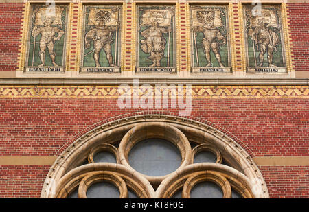 Figuren, die für die niederländischen Städte auf äußere des Rijksmuseum durch P J H Cuypers (1885), dem Museumplein (Museumsplatz), Amsterdam, Holland Stockfoto