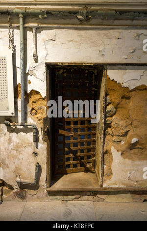 Eine typische Zellentür innerhalb der Östliches Staatszuchthaus Historic Site, Philadelphia, Pennsylvania, United States. Stockfoto