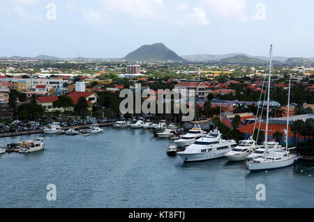 Der Hafen von Oranjestad, die derzeit wichtigsten kommerziellen Hafen von Aruba, befindet sich auf der süd-westlichen Ende der Insel. Stockfoto