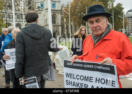 Unterstützer der Kampagne speichern Shaker Aamer gestanden haben gegenüber Parlament jeden Mittwoch es in der Sitzung wurde heute für seine Freilassung mit Plakaten "Willkommen Zuhause, Shaker Aamer" gefeiert. Stockfoto