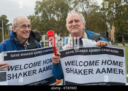 Ray Seide (rechts) und Anhänger der Speichern Shaker Aamer Kampagne, die gestanden haben gegenüber Parlament jeden Mittwoch war es in der Sitzung heute seine Freilassung mit Plakaten "Willkommen Zuhause, Shaker Aamer gefeiert. Stockfoto