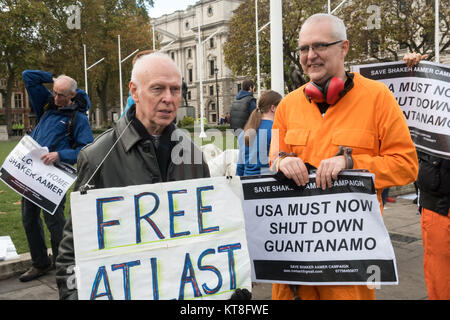 Unterstützer der Kampagne speichern Shaker Aamer gestanden haben gegenüber Parlament jeden Mittwoch es in der Sitzung wurde heute für seine Freilassung mit Plakaten "Willkommen Zuhause, Shaker Aamer gefeiert. Stockfoto