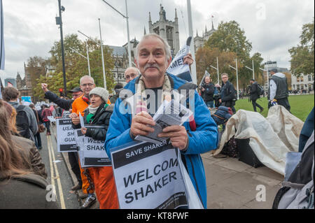 Ray Seide und Unterstützer der Kampagne speichern Shaker Aamer gestanden haben gegenüber Parlament jeden Mittwoch war es in der Sitzung heute seine Freilassung mit Plakaten "Willkommen Zuhause, Shaker Aamer gefeiert. Stockfoto