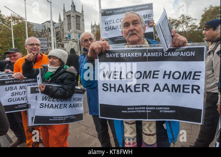 Ray Seide und Unterstützer der Kampagne speichern Shaker Aamer gestanden haben gegenüber Parlament jeden Mittwoch war es in der Sitzung heute seine Freilassung mit Plakaten "Willkommen Zuhause, Shaker Aamer gefeiert. Stockfoto