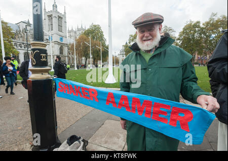 Unterstützer der Kampagne speichern Shaker Aamer gestanden haben gegenüber Parlament jeden Mittwoch es in der Sitzung wurde heute kam, um seine Freilassung zu feiern. Stockfoto