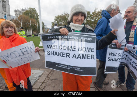 Unterstützer der Kampagne speichern Shaker Aamer gestanden haben gegenüber Parlament jeden Mittwoch es in der Sitzung wurde heute für seine Freilassung mit Plakaten "Willkommen Zuhause, Shaker Aamer" gefeiert. Stockfoto