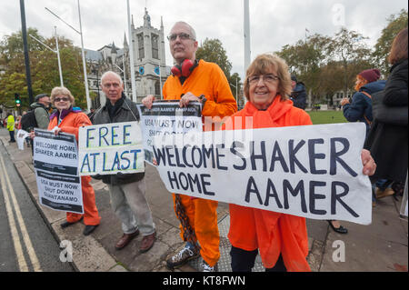 Speichern Shaker Aamer Hurcombe CampaignChair Freude (rechts) und Verfechter, die gestanden haben gegenüber Parlament jeden Mittwoch war es in der Sitzung heute seine Freilassung mit Plakaten "Willkommen Zuhause, Shaker Aamer" gefeiert. Stockfoto