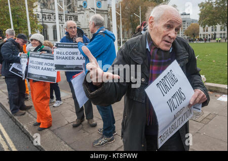 Unterstützer der Kampagne speichern Shaker Aamer gestanden haben gegenüber Parlament jeden Mittwoch es in der Sitzung wurde heute für seine Freilassung mit Plakaten "Willkommen Zuhause, Shaker Aamer" gefeiert. Stockfoto