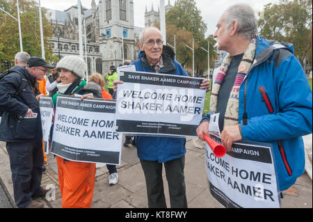 Unterstützer der Kampagne speichern Shaker Aamer gestanden haben gegenüber Parlament jeden Mittwoch es in der Sitzung wurde heute für seine Freilassung mit Plakaten "Willkommen Zuhause, Shaker Aamer" gefeiert. Stockfoto