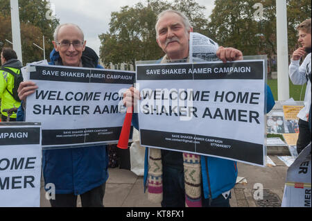 Ray Seide (rechts) und Anhänger der Speichern Shaker Aamer Kampagne, die gestanden haben gegenüber Parlament jeden Mittwoch war es in der Sitzung heute seine Freilassung mit Plakaten "Willkommen Zuhause, Shaker Aamer gefeiert. Stockfoto