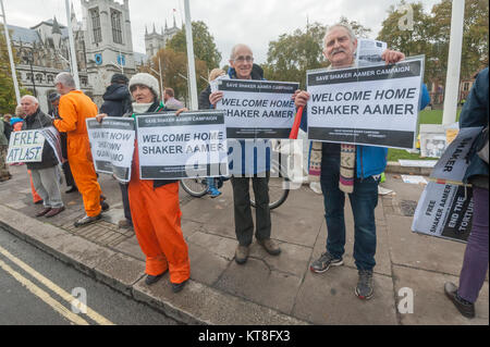 Ray Seide (rechts) und Anhänger der Speichern Shaker Aamer Kampagne, die gestanden haben gegenüber Parlament jeden Mittwoch war es in der Sitzung heute seine Freilassung mit Plakaten "Willkommen Zuhause, Shaker Aamer gefeiert. Stockfoto