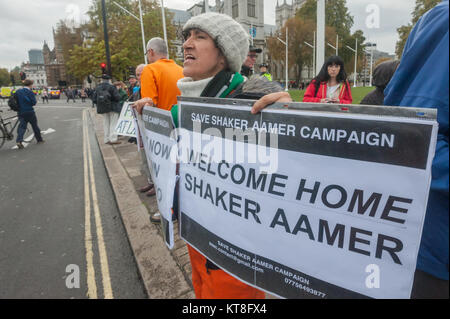 Unterstützer der Kampagne speichern Shaker Aamer gestanden haben gegenüber Parlament jeden Mittwoch es in der Sitzung wurde heute für seine Freilassung mit Plakaten "Willkommen Zuhause, Shaker Aamer" gefeiert. Stockfoto